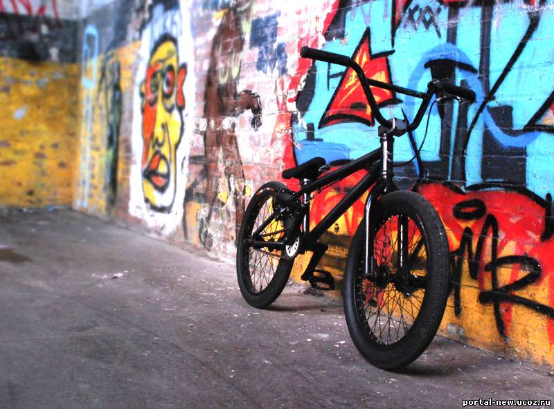 Сток. Фото BMX-а на фоне граффити